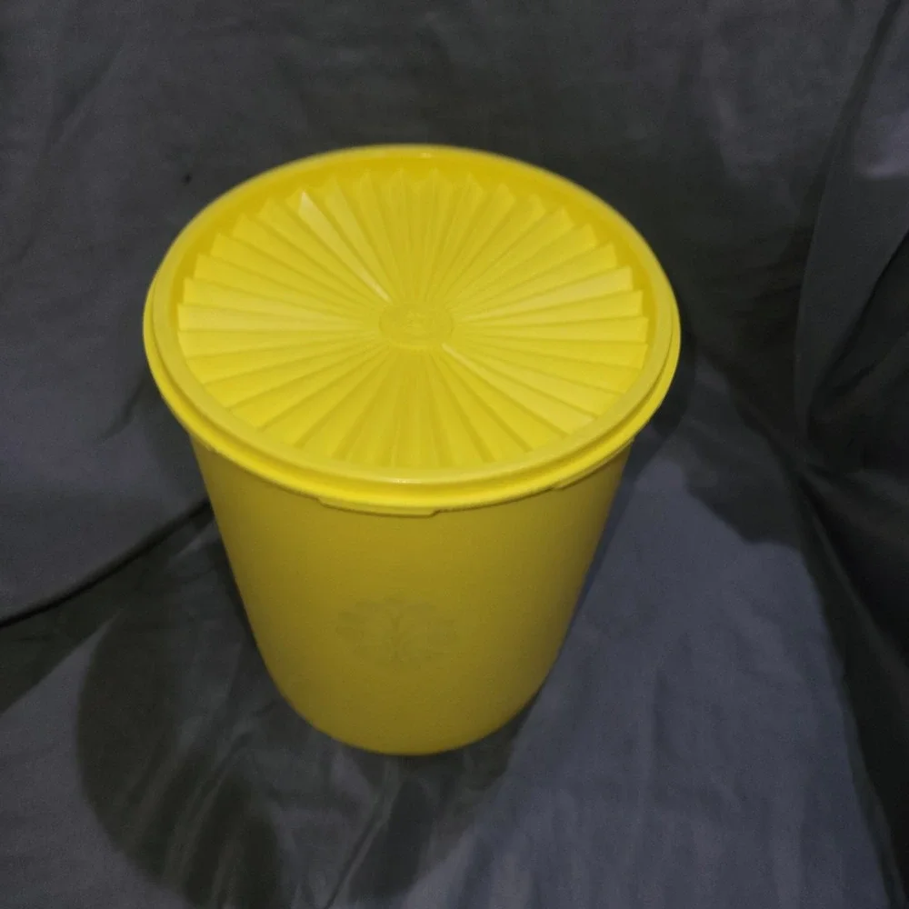 Vintage Tupperware Servalier 805-5 Yellow Large Canister 16 C Capacity